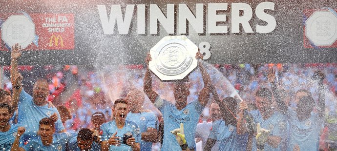 Fotbalisté Manchesteru City slaví se získaným Superpohárem