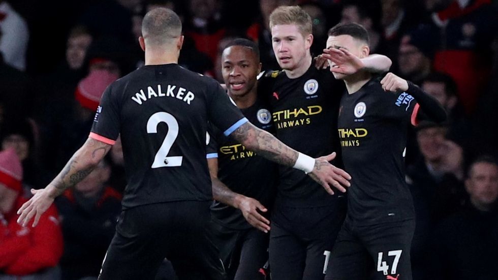 Fotbalisté Manchesteru City slaví jeden z gólů do sítě Arsenalu v rámci ligového klání, jež ovládli 3:0