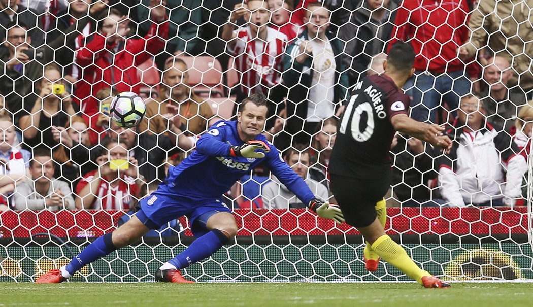 Agüero v úterý neproměnil dvě penalty při výhře 5:0 v předkole Ligy mistrů proti Steaue Bukurešť, proti Stoke však z pokutového kopu otevřel po necelé půlhodině hry skóre.