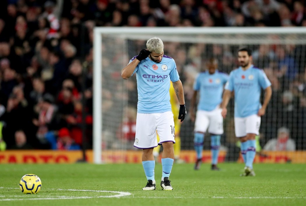 Zklamaní hráči Manchesteru City po třetím gólu v jejich síti