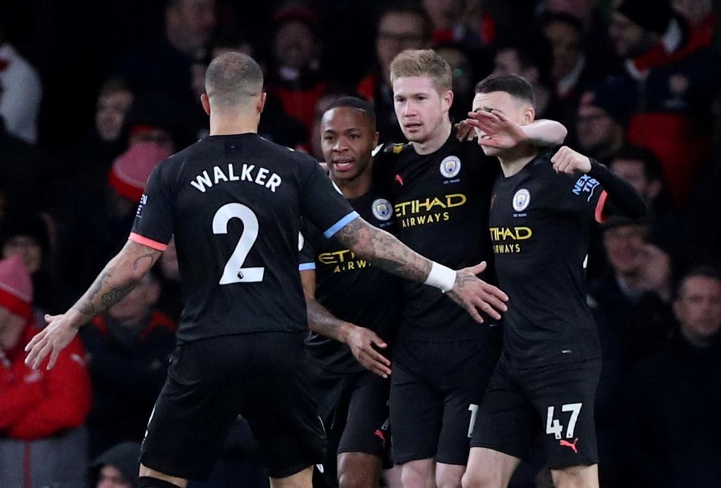 Fotbalisté Manchesteru City slaví jeden z gólů do sítě Arsenalu v rámci ligového klání, jež ovládli 3:0