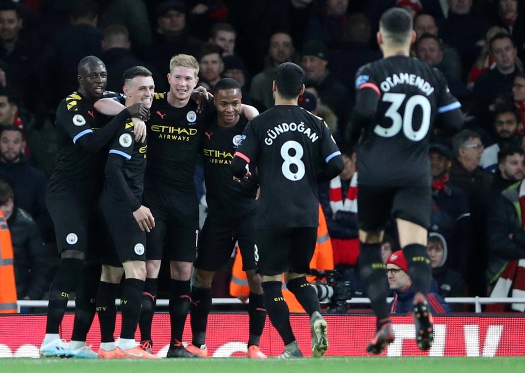 Fotbalisté Manchesteru City slaví jeden z gólů do sítě Arsenalu v rámci ligového klání, jež ovládli 3:0