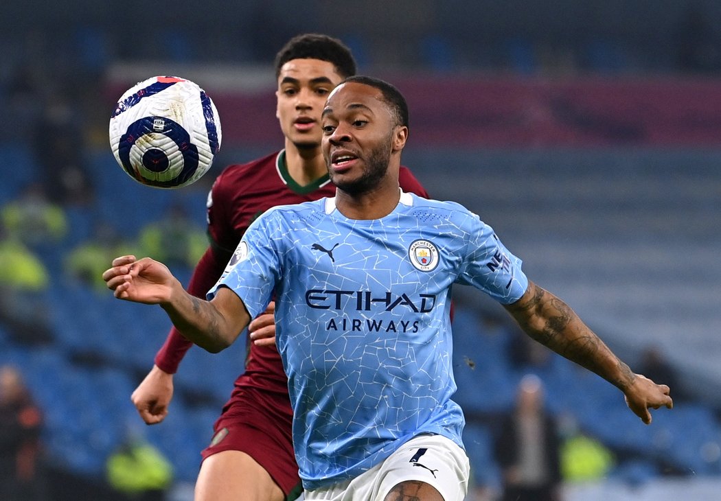 Raheem Sterling se snaží prosadit proti Wolverhamptonu