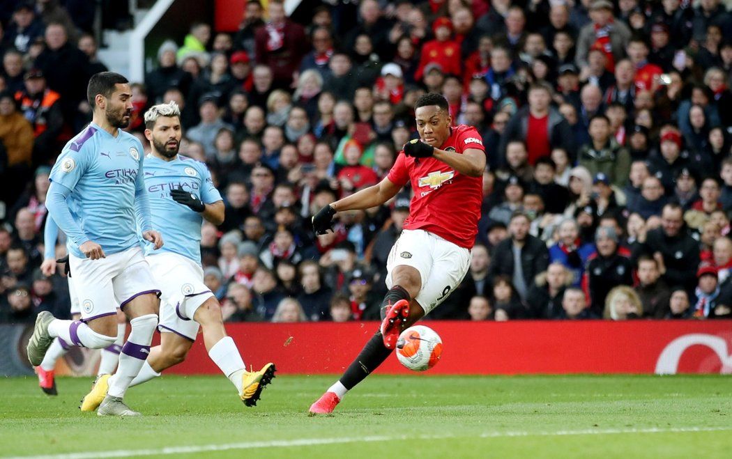 Útočník Anthony Martial právě střílí první trefu Manchesteru United ve vítězném derby se City 2:0