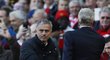 José Mourinho se zdraví se svým rivalem z Arsenalu Arsénem Wengerem