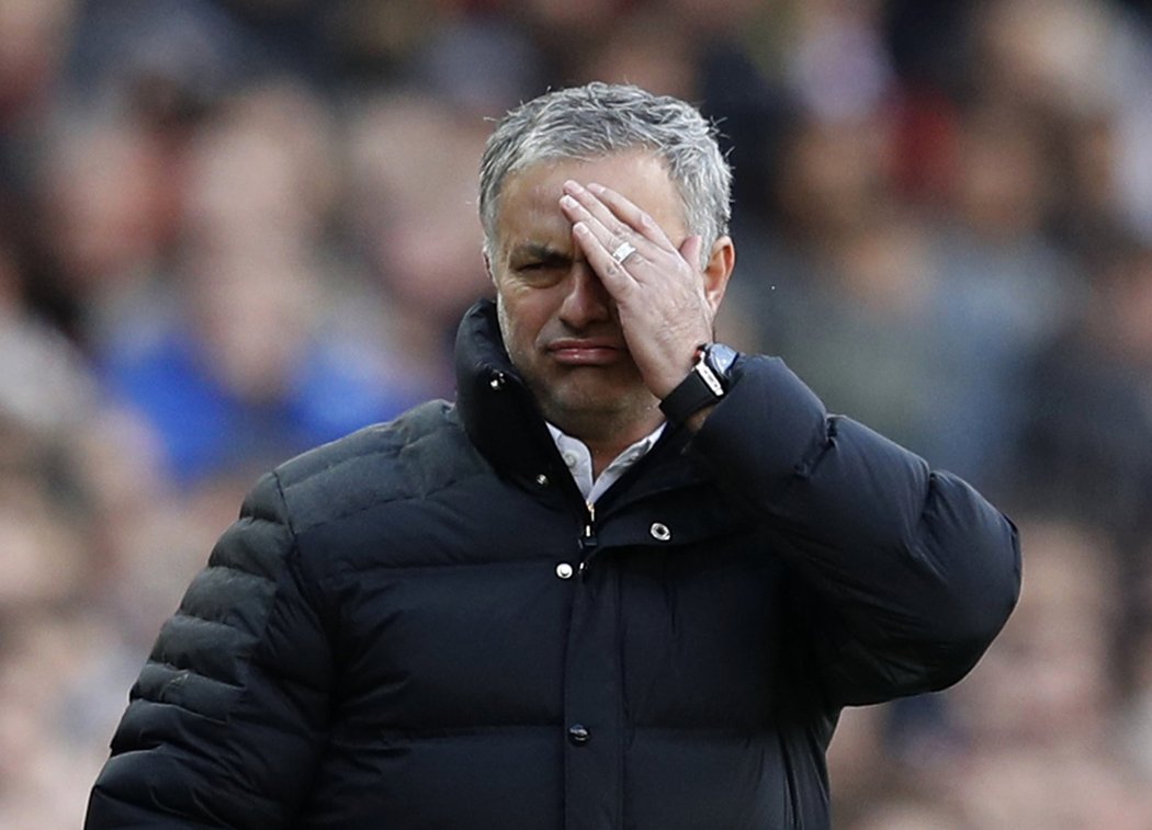 Manažer Manchesteru United José Mourinho gestikuluje v duelu s Arsenalem