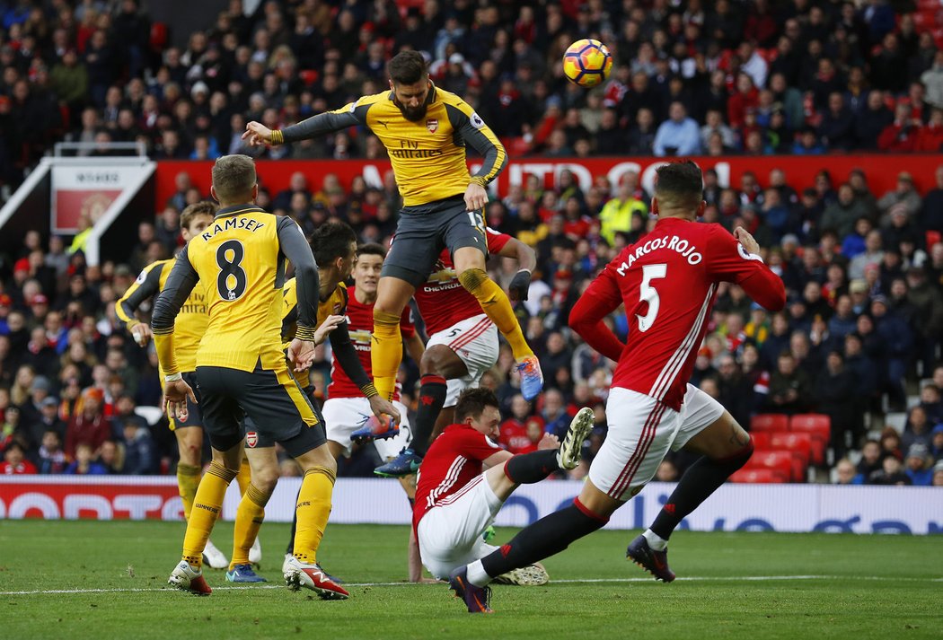 Olivier Giroud minutu před koncem vyrovnává duel Arsenalu s Manchesterem United na 1:1
