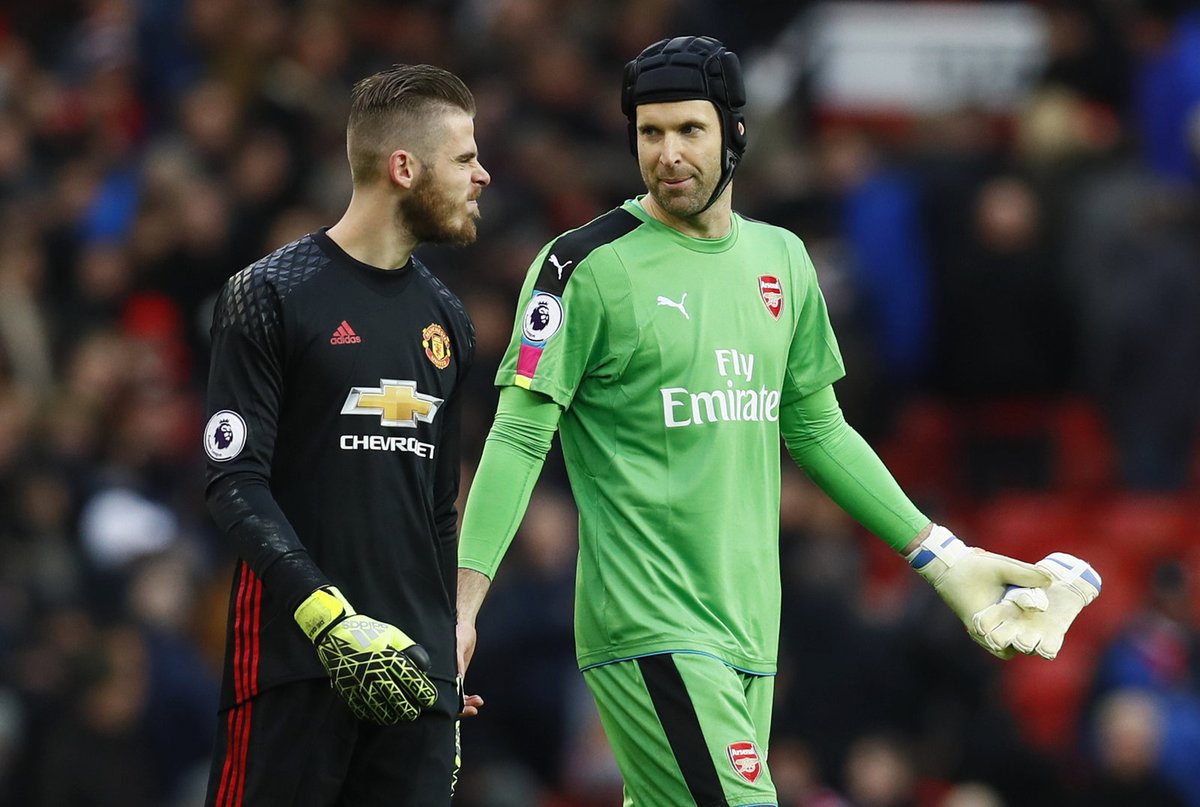 Debata brankářů. Petr Čech z Arsenalu (vpravo) diskutuje s gólmanem United Davidem De Geou