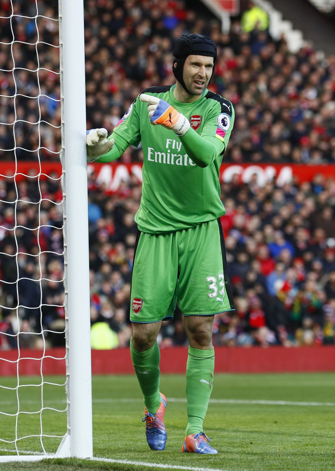 Brankář Arsenalu Petr Čech gestikuluje v zápase s Manchesterem United