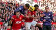 Patrice Evra střílí druhý gól Manchesteru United v bitvě s Arsenalem. Při akci mu pomoihl i Robin Van Persie. Manchester United vyhrál 2:1