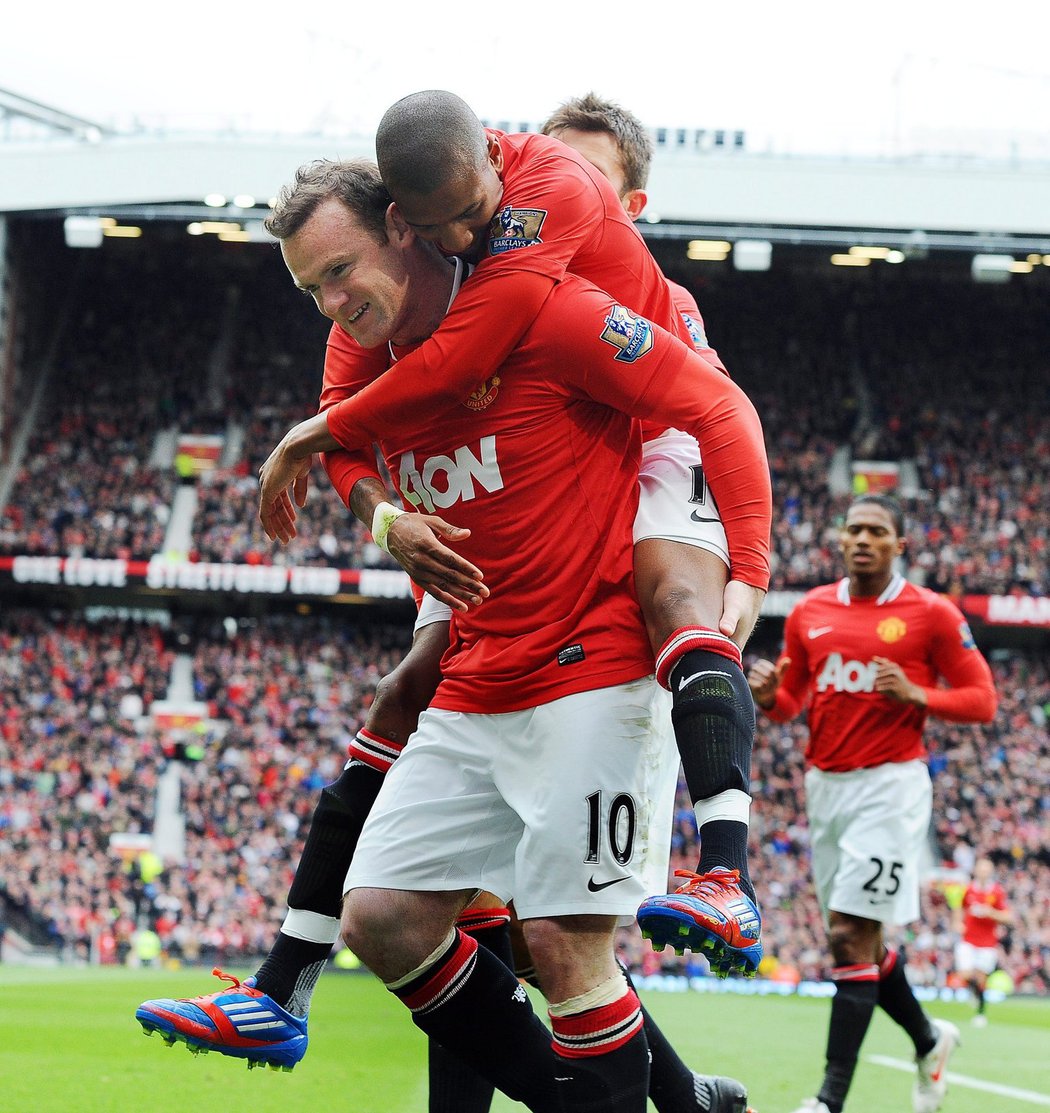Wayne Rooney s Ashleym Youngem na zádech slaví gól proti Aston Ville