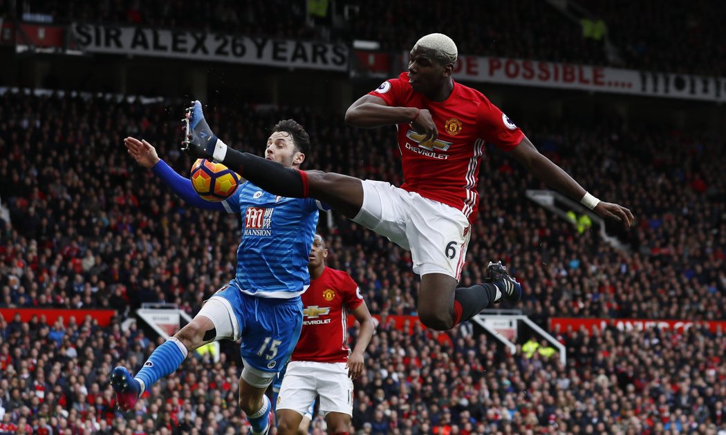 Akrobatický pokus záložníka Manchesteru United Paula Pogby v zápase s Bournemouthem