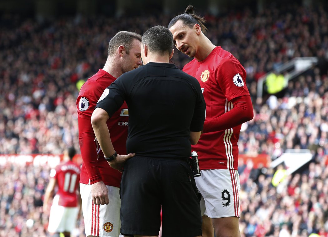 Útočníci Manchesteru United Wayne Rooney a Zlatan Ibrahimovic diskutují s rozhodčím během zápasu s Bournemouthem