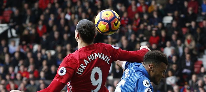 Útočník Manchesteru United Zlatan Ibrahimovic v utkání s Bournemouthem tvrdě atakoval domácího obránce, ale vyloučený nebyl