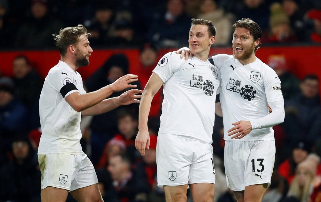 Fotbalisté Burnley byli velmi blízko výhry nad Old Trafford, vedení 2:0 ale v závěru neudrželi