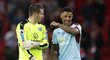 Tom Heaton diskutuje s Andre Grayem