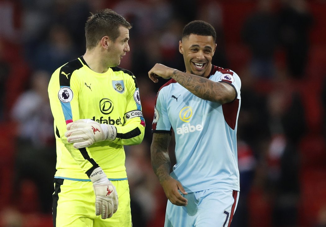 Tom Heaton diskutuje s Andre Grayem