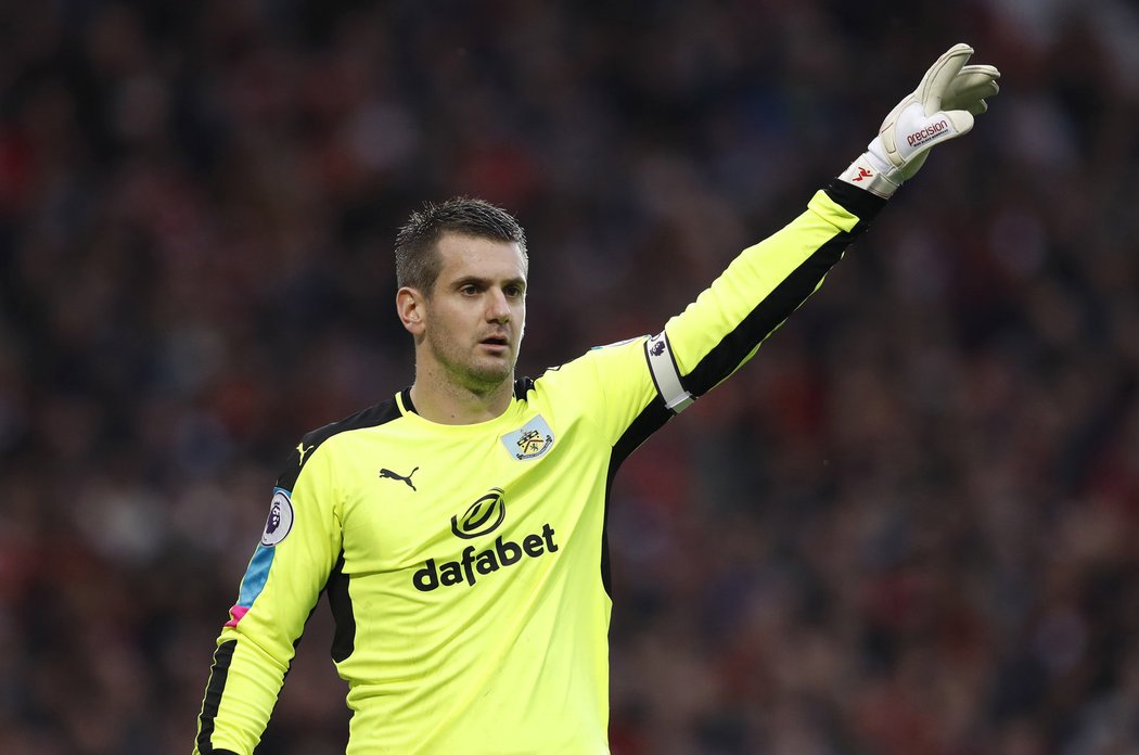 Tom Heaton byl hrdinou Burnley na hřišti United