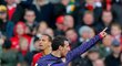 Santi Cazorla se raduje z gólu v síti Manchesteru United. Jeho Arsenal ale prohrál na Old Trafford 1:2