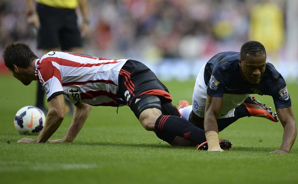 Český obránce Sunderlandu Ondřej Čelůstka v souboji s Patricem Evrou z Manchesteru United