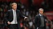 Kouč Manchesteru United David Moyes diriguje své svěřence, za ním stojí trenér Chelsea José Mourinho