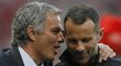 Manažer Chelsea José Mourinho (vlevo) něco šeptá Ryanu Giggsovi před duelem proti Manchesteru United
