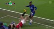 Útočník Chelsea Michy Batshuayi schytal tvrdý úder od stopera United Harryho Maguiera