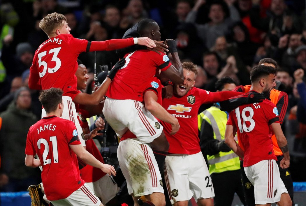 Hráči Manchesteru United slaví branku do sítě Chelsea