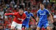 Ramires z Chelsea se marně snaží zastavit útočníka Manchesteru United Wayna Rooneyho, vpravo přihlíží Gary Cahill