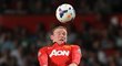 Wayne Rooney hlavičkuje v zápase s Chelsea
