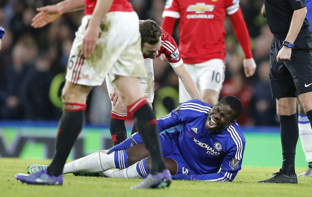 Fotbalista Chelsea Kurt Zouma se při dopadu po výškovém souboji zranil a skončil na nosítkách