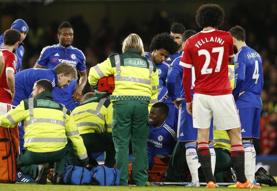 Fotbalista Chelsea Kurt Zouma skončil během šlágru s Manchesterem United na nosítkách.