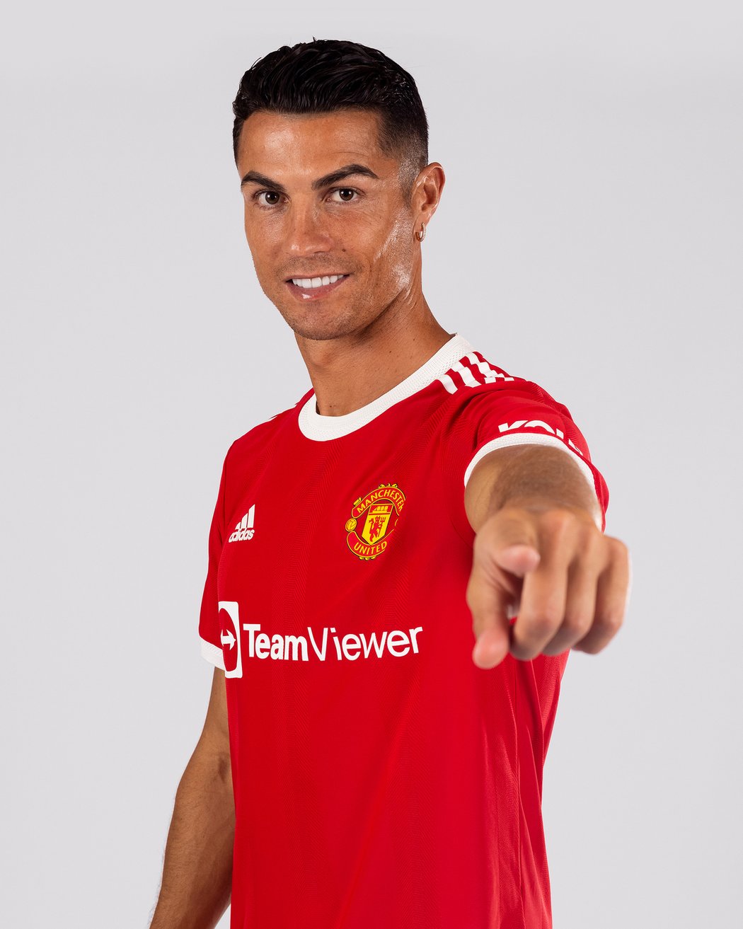 Cristiano Ronaldo pózoval v dres Manchesteru United... Zatím jen zepředu.