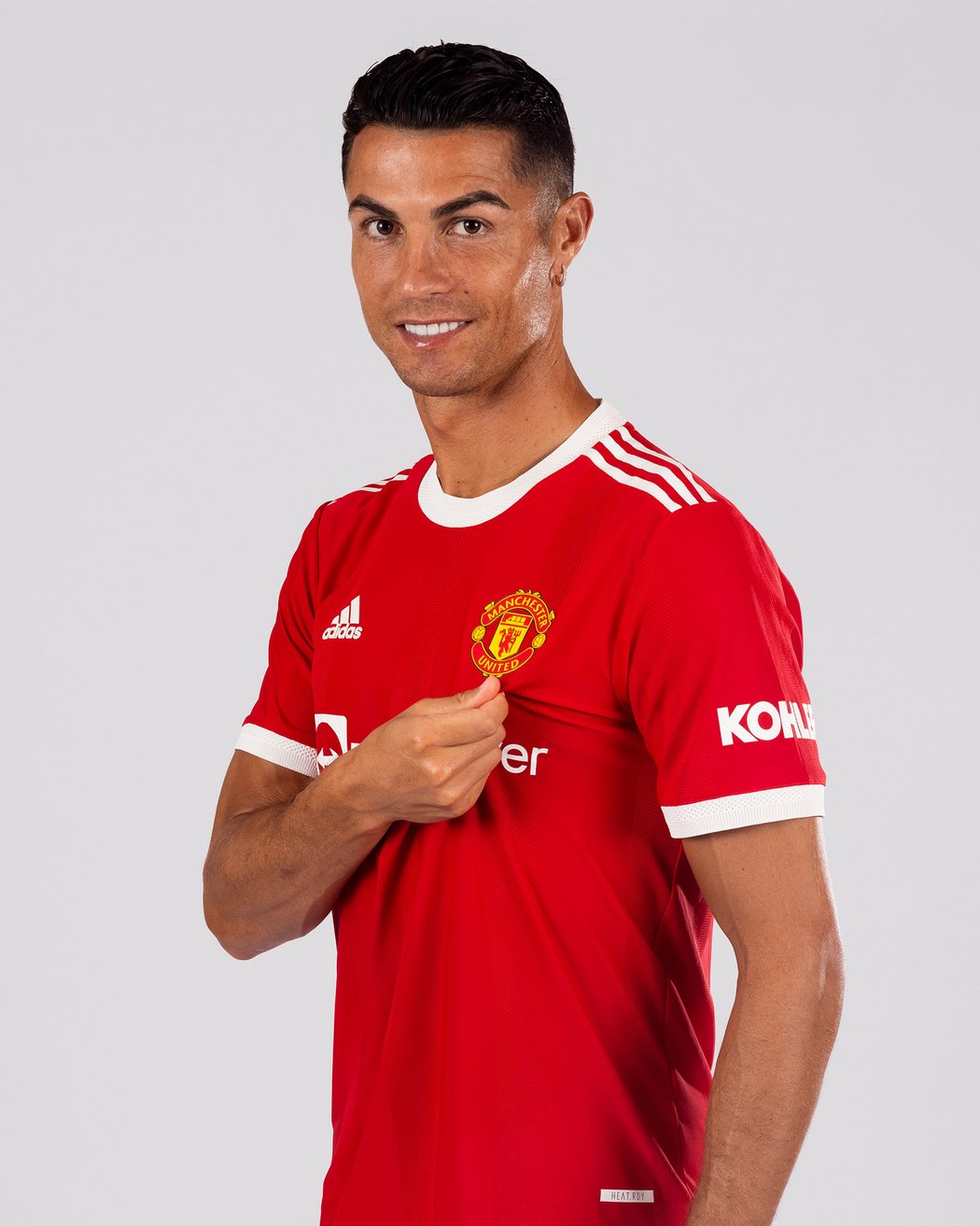 Cristiano Ronaldo pózoval v dres Manchesteru United... Zatím jen zepředu.