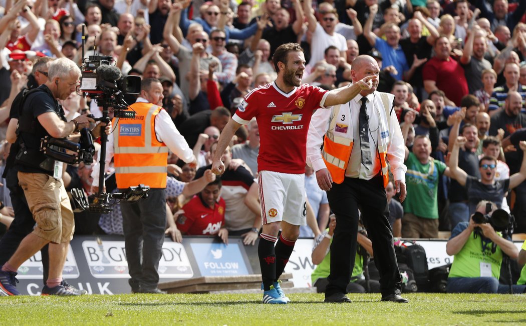 Juan Mata se raduje. Manchester United zvítězil nad Norwichem 1:0.