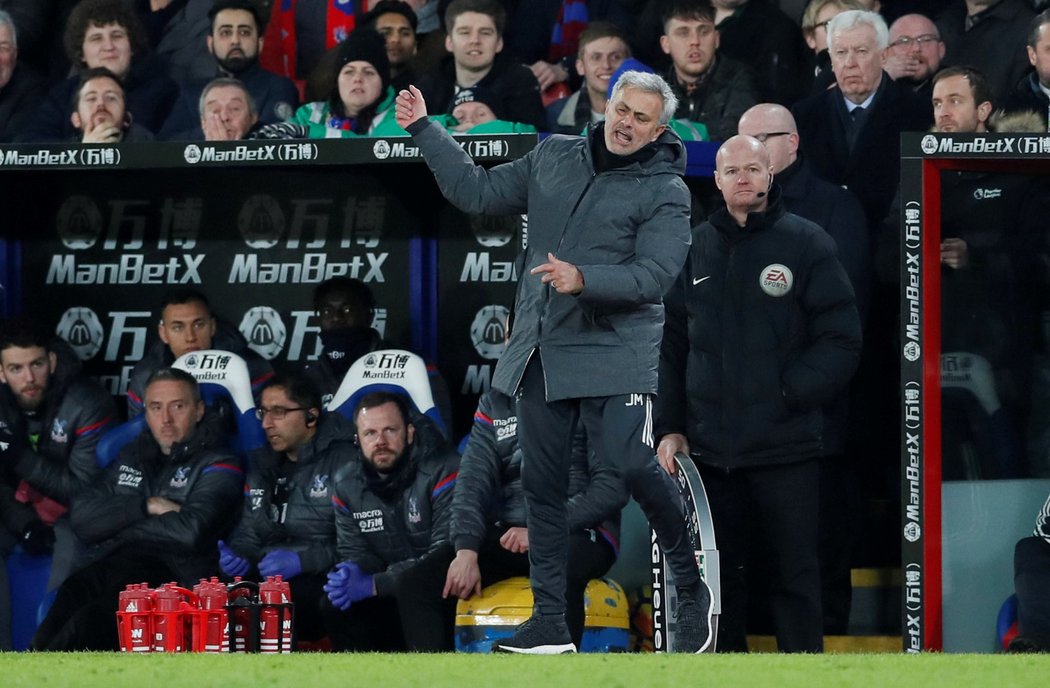 Trenér Manchesteru United José Mourinho v utkání na hřišti Crystal Palace