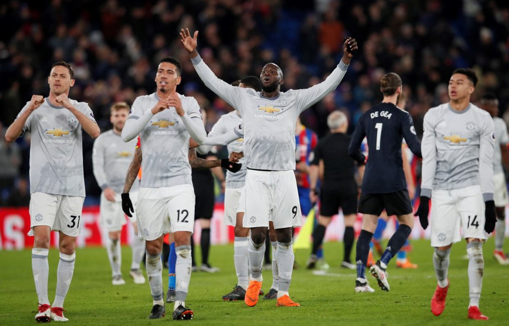 Šťastní hráči Manchesteru United po dramatické výhře 3:2 nad Crystal Palace