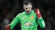 De Gea a jeho vítězné gesto. Od hráčů Chelsea v utkání Premier League branku nedostal, zápas skončil 0:0 i přes řadu velkých šancí.