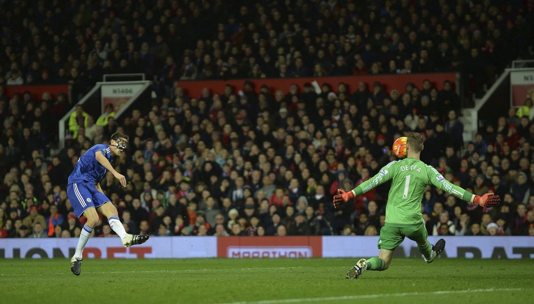 Další šance Chelsea. Nemanja Matič byl před De Geou sám, ale míč do sítě neprotlačil. Šlágr mezi Manchesterem United a Chelsea skončil 0:0.