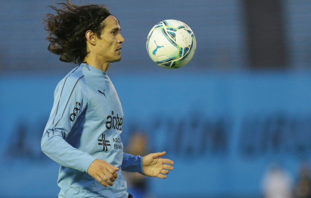 Uruguayský útočník Cavani musí nuceně vynechat tři zápasy a zaplatit vysokou pokutu za užití slova &#34;negritu&#34;