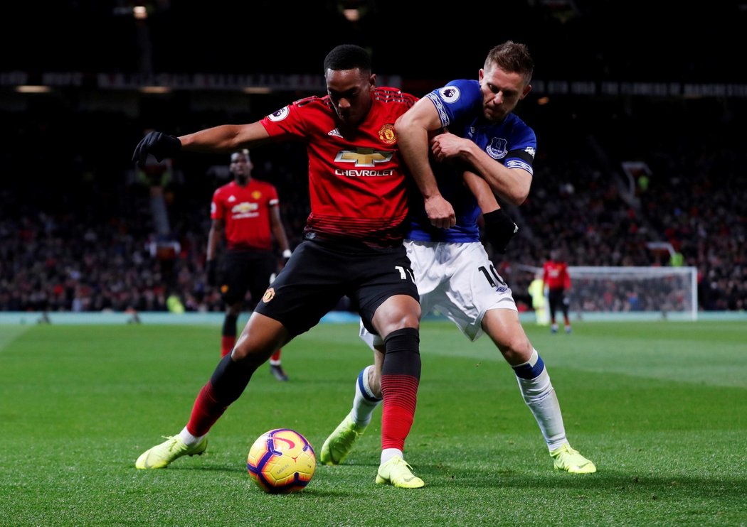 Anthony Martial z Manchesteru United bojuje o míč v souboji s Gylfi Sigurdssonem z Evertonu