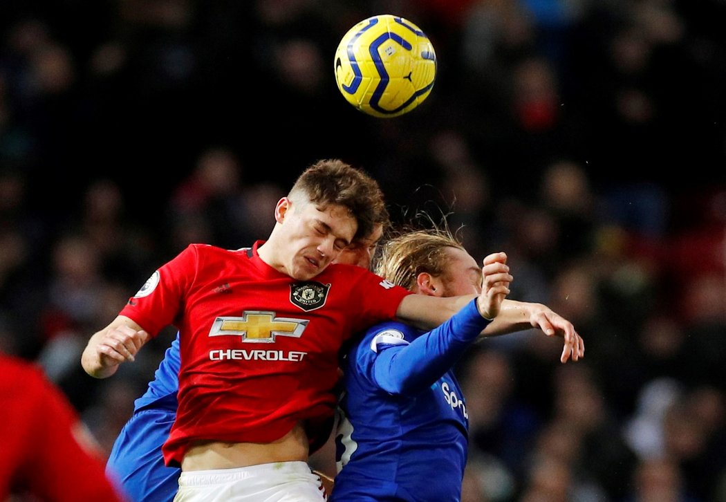 Záložník Manchesteru United Daniel James v hlavičkovém souboji s Tomem Daviesem z Evertonu v rámci duelu Premier League