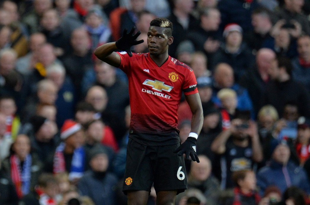 Paul Pogba sice pokutový kop neproměnil, z následné dorážky míč ale doklepl do branky Evertonu