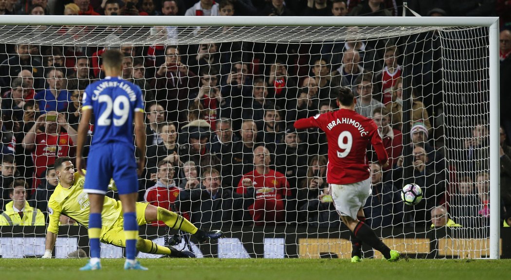 Zlatan Ibrahimovic proměňuje penaltu a v nastavení zachraňuje United bod