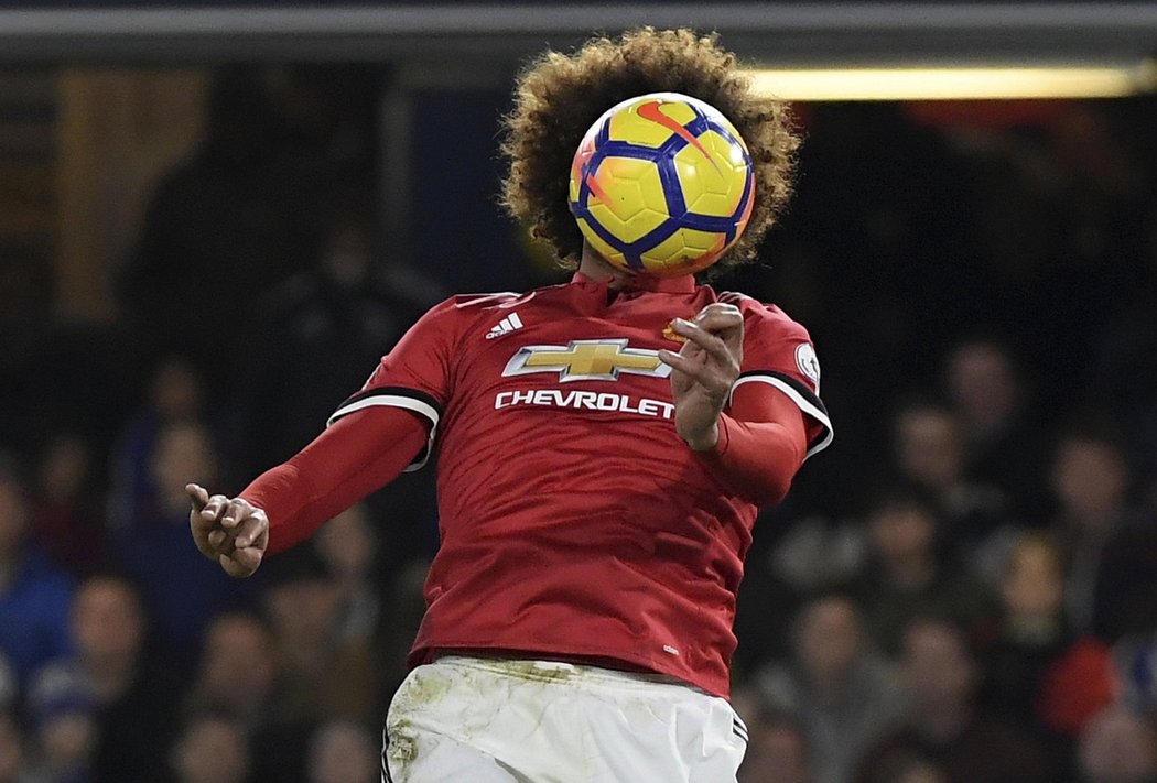 Kdo se skrývá za míčem? Nikdo jiný než opora United Marouane Fellaini