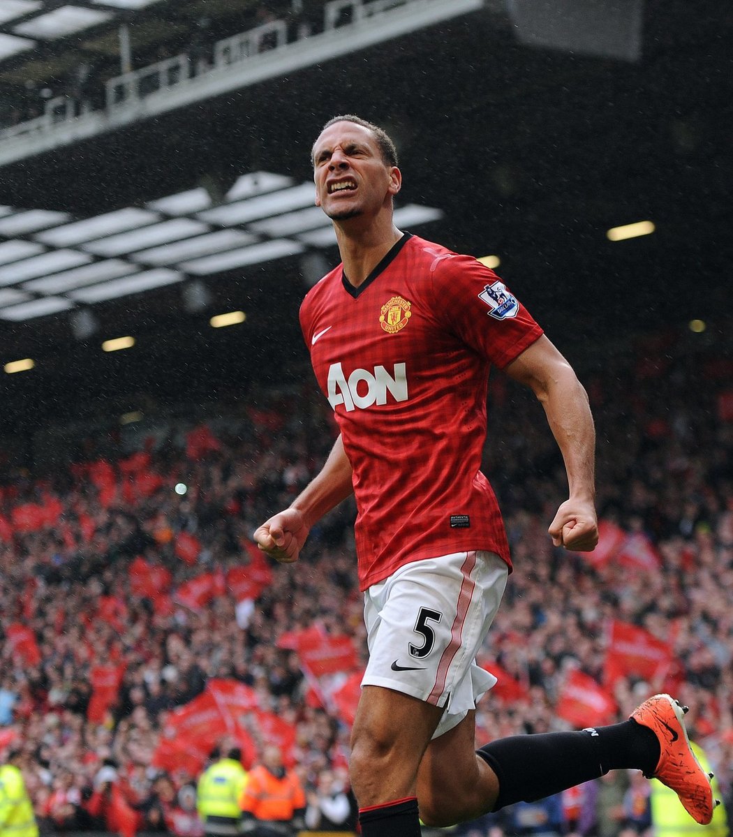 Obránce Rio Ferdinand se trefil a Old Trafford šílel nadšením. Manchester United vyhrál nad Swansea 2:1 a rozlučka Sira Alexe Fergusona s Old Trafford dopadla vítězně.