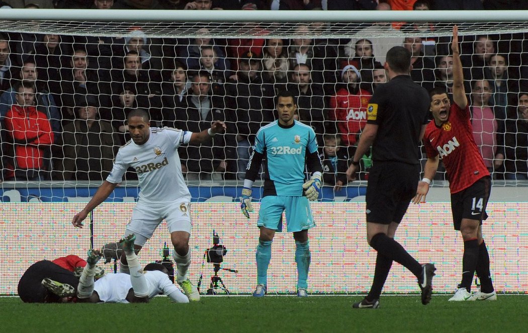 Útočník Manchesteru United Robin van Persie to od soupeře schytal. Do parády si jej často bral kapitán Swansea Ashley Williams. Chvíli před koncem napálil zblízka míč do hlavy ležícího Van Persieho a Sir Alex zuřil, útočník United prý mohl po zásahu míčem klidně zemřít