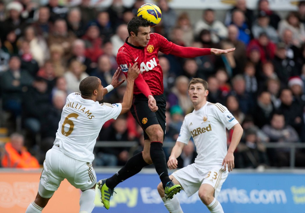 Útočník Manchesteru United Robin van Persie to od soupeře schytal. Do parády si jej často bral kapitán Swansea Ashley Williams