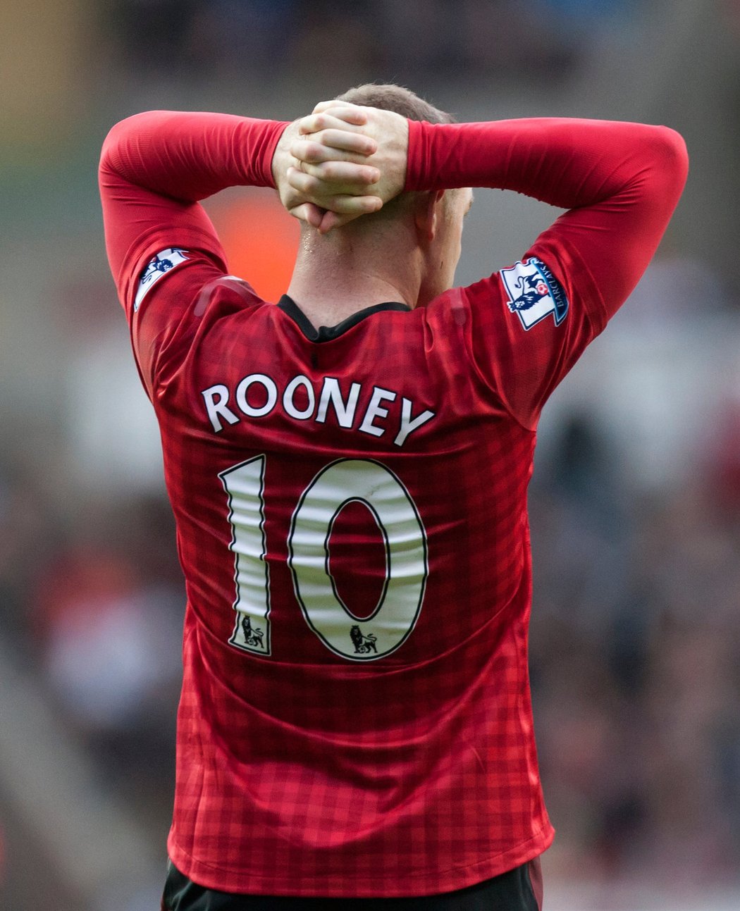 Kanonýr Manchesteru United Wayne Rooney je zklamaný. Lídr Premier League uhrál na půdě Swansea jen remízu 1:1.