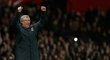 Nadšený Sir Alex Ferguson, manažer Manchesteru United, a jeho vítězné gesto